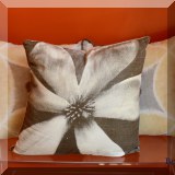 D05. Decorative pillows. 